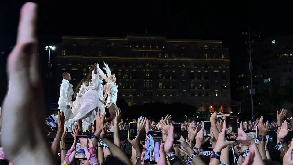 Saída do show de Lady Gaga em Copacabana teve tumulto e superlotação no metrô