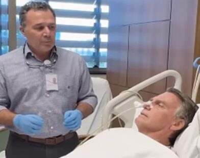Sem dores ou febre, Bolsonaro está clinicamente estável; leia boletim