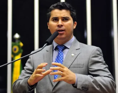 Senador que discutiu com Marina assinou jabutis que elevam conta de luz e poluição