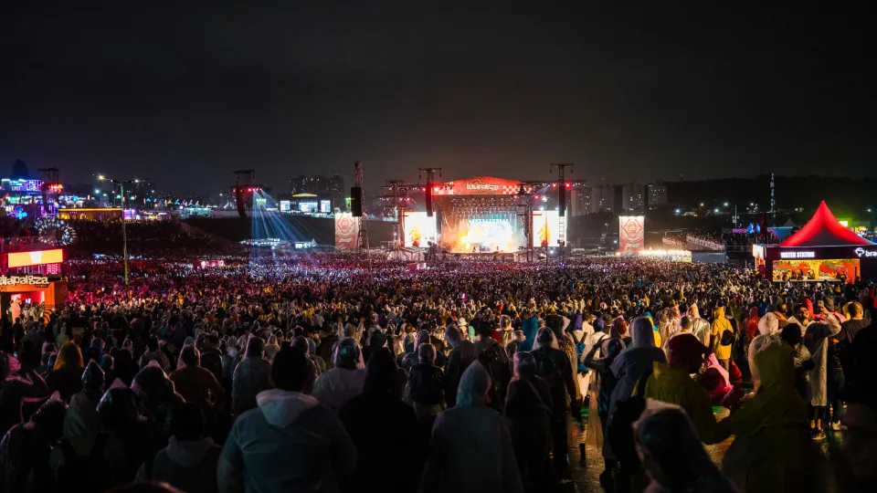 Sob chuva e queda de temperatura, frequentadores do Lollapalooza enfrentam perrengue e lamaçal