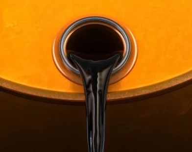 Sob impacto dos preços do petróleo, bolsa recua 1,22%; dólar vai a R$ 5,68
