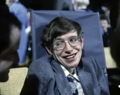 Stephen Hawking: De gênio da ciência a ídolo da cultura pop