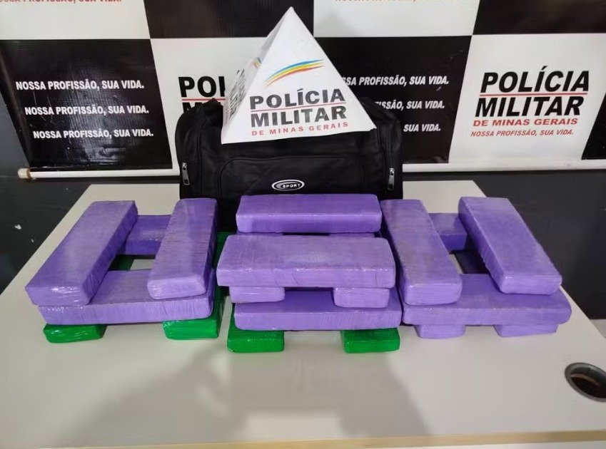 Suspeita é presa após PM encontrar 20 barras de maconha em ônibus na rodoviária de Janaúba