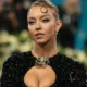 Sydney Sweeney lança sabonete feito com água do próprio banho