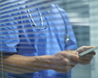 Técnico de enfermagem gravou estupros a pacientes inconscientes no PR