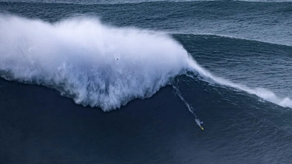 Tempestade dificulta dia de competição do Circuito Mundial de Surfe em Portugal