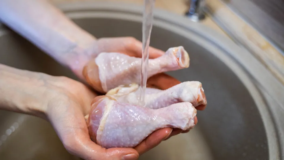 Tire dúvidas sobre a gripe aviária, como se é seguro comer ovos com gema mole