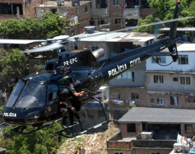 Tiroteio em operação no Complexo de Israel (RJ) fecha avenida Brasil e afeta trens