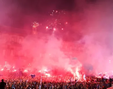 Título do Napoli transforma estádio e ruas em palco de festa histórica
