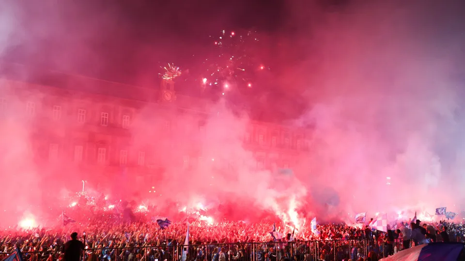 Título do Napoli transforma estádio e ruas em palco de festa histórica