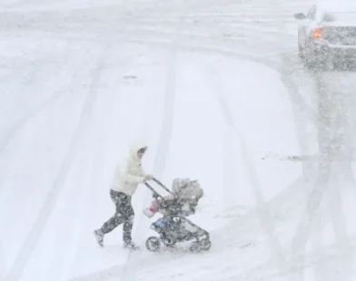 Toronto amanhece coberta por neve intensa; veja as imagens