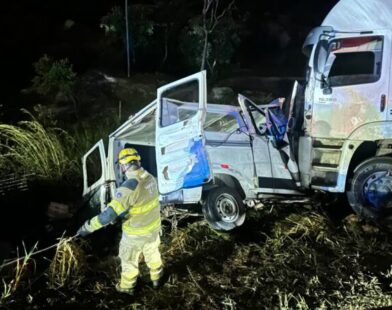 Tragédia na BR-251: colisão entre van e carreta deixa nove mortos e dez feridos no Norte de Minas
