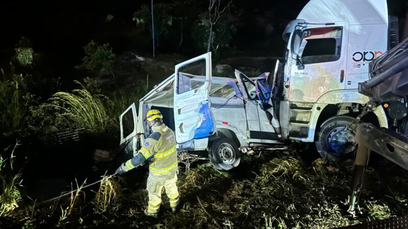 Tragédia na BR-251: colisão entre van e carreta deixa nove mortos e dez feridos no Norte de Minas