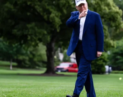 Trump adia tarifa maior para UE após conversa com Von der Leyen