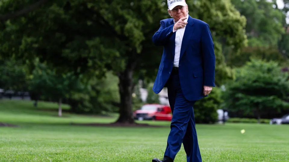 Trump adia tarifa maior para UE após conversa com Von der Leyen