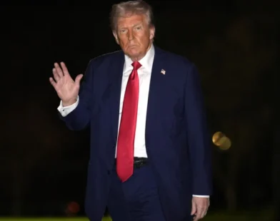 Trump ameaça Zelensky sobre acordo de minerais e terras raras com os EUA