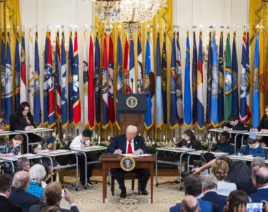 Trump assina ordem executiva para extinção do Departamento de Educação