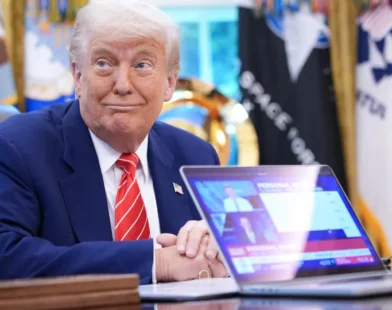 Trump dá conselho matrimonial curioso a Macron após vídeo viral