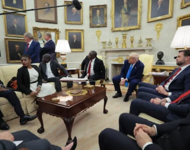 Trump humilha repórter na Casa Branca: "É um idiota, uma vergonha"