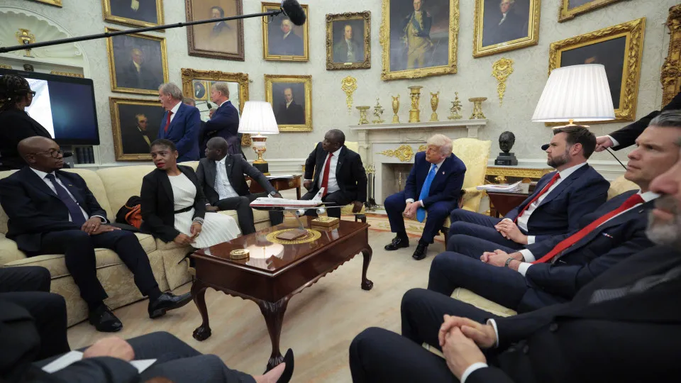 Trump humilha repórter na Casa Branca: "É um idiota, uma vergonha"