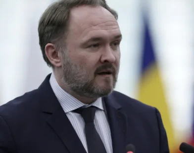 UE acelera plano para cortar combustíveis fósseis russos até 2027