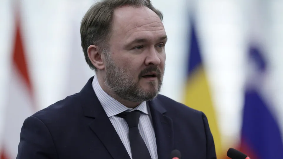 UE acelera plano para cortar combustíveis fósseis russos até 2027