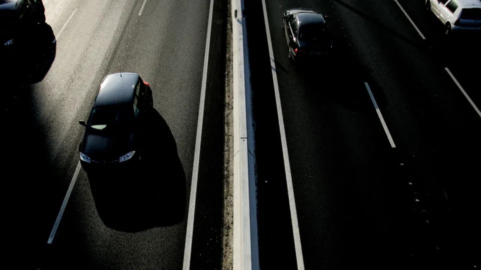 UE dá 'luz verde' a flexibilidade na redução de emissões nos novos carros