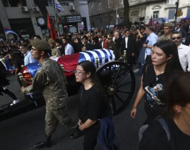 Uruguai faz cortejo pelas ruas de Montevidéu para se despedir de Mujica, que deve ser cremado