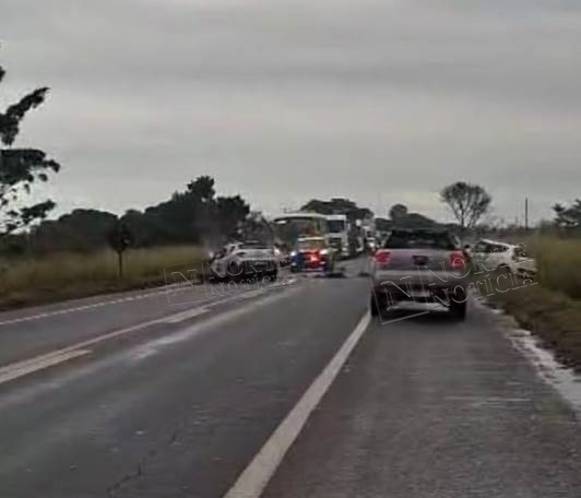 VÍDEO - Colisão entre dois automóveis, com vítima presa às ferragens, interdita a BR-101 em Linhares
