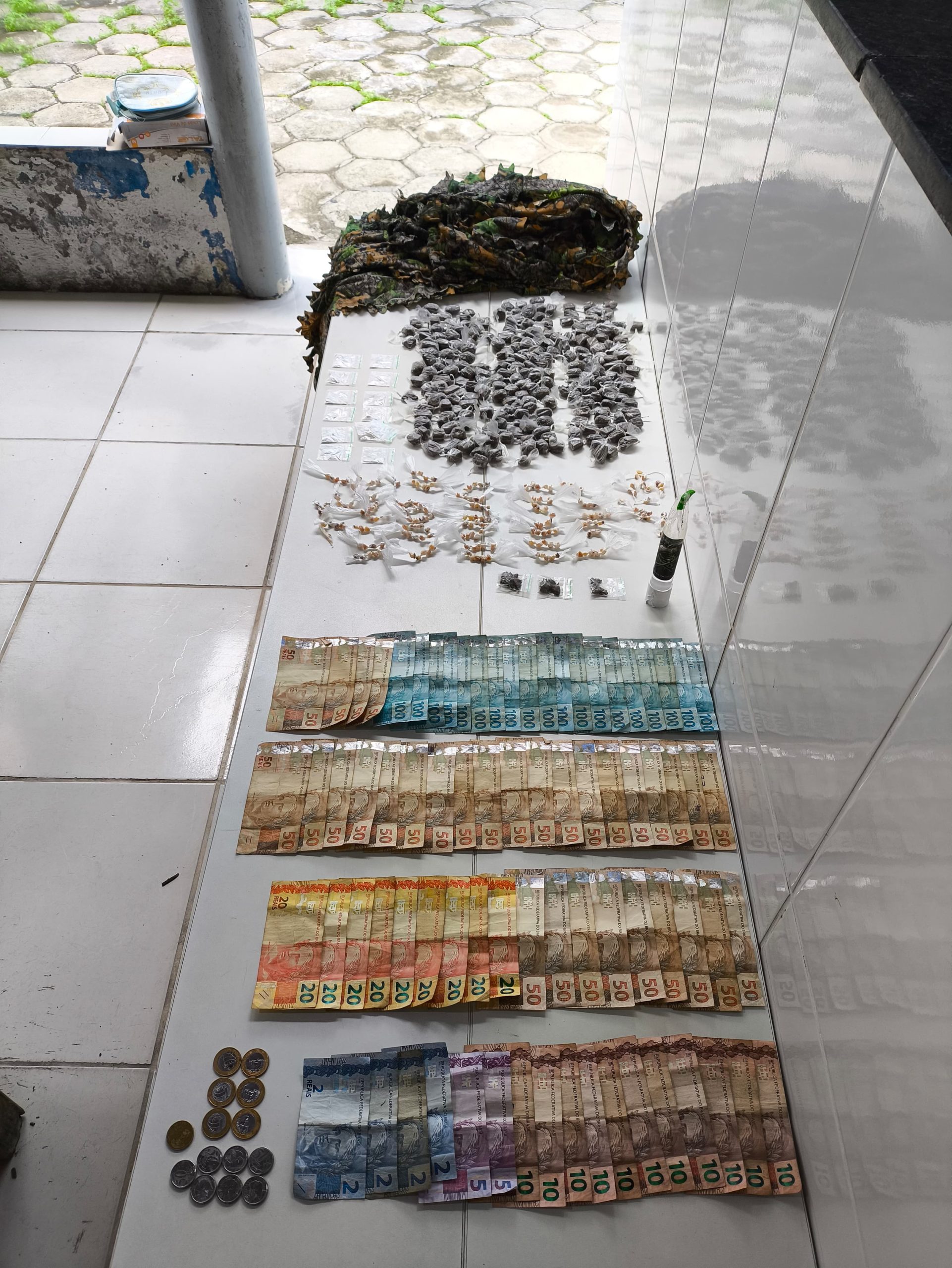 VÍDEO - Polícia Militar de Sooretama dá mais um duro golpe no tráfico e apreende grande quantidade de drogas