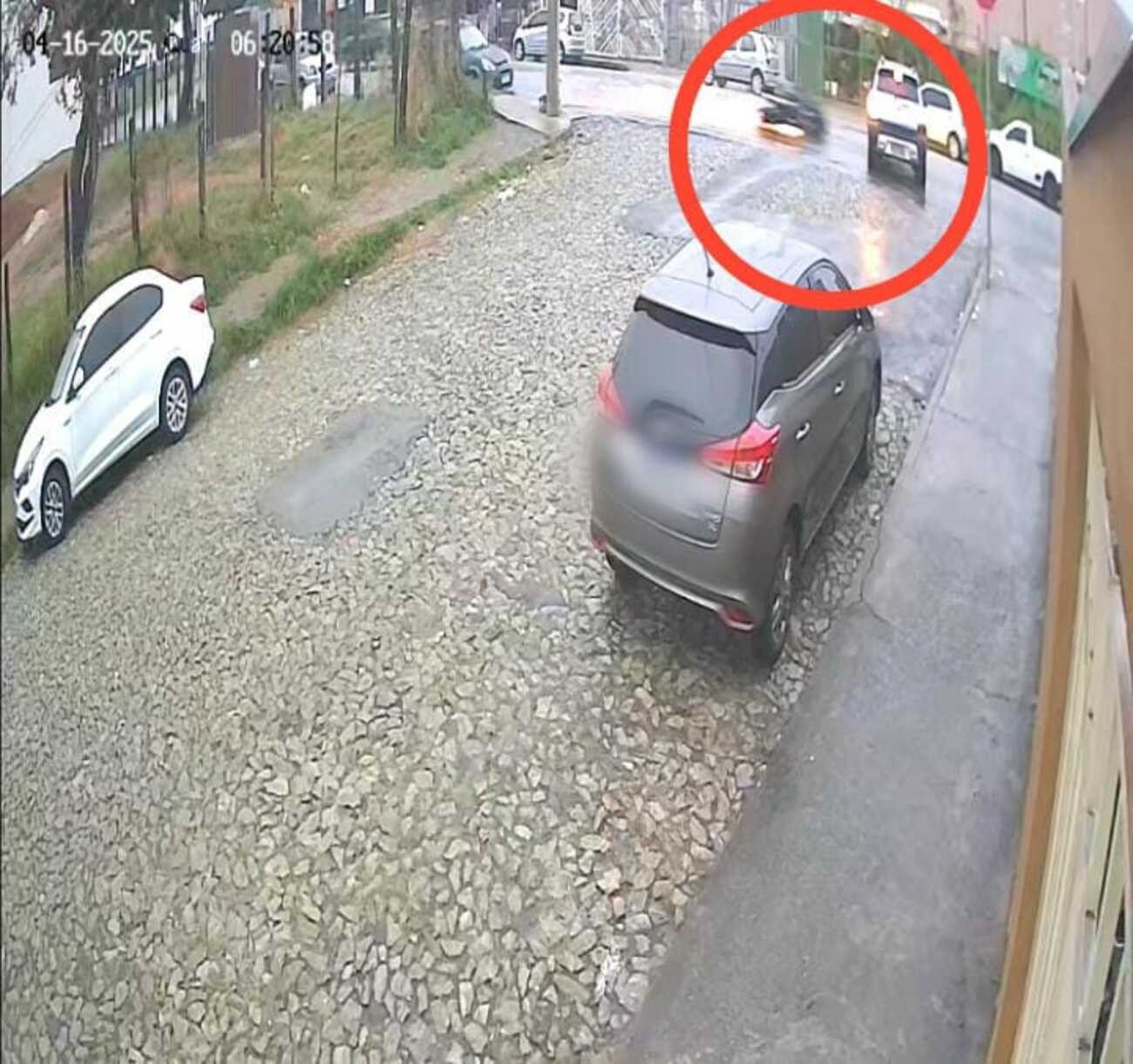 VÍDEO mostra batida entre moto e carro na Avenida Paraná, em Divinópolis