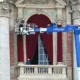 Vaticano instala cortina vermelha na Basílica de São Pedro, onde novo papa se apresentará