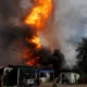 Vazamento em gasoduto causa incêndio e evacuação em Kuala Lumpur; veja