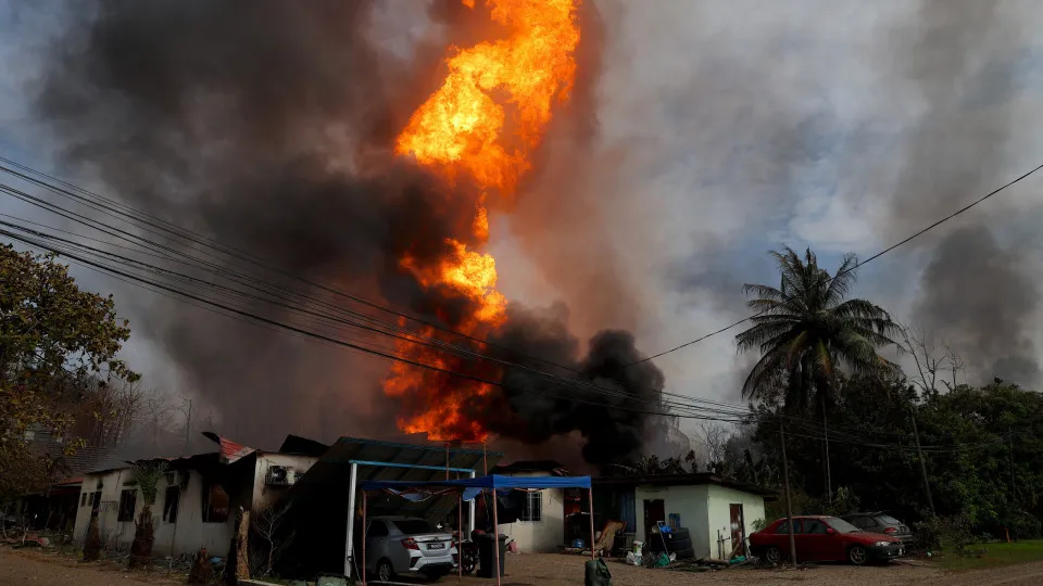 Vazamento em gasoduto causa incêndio e evacuação em Kuala Lumpur; veja