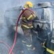 Veículo que transportava medicamentos é destruído por incêndio após princípio de fogo no motor, em Januária