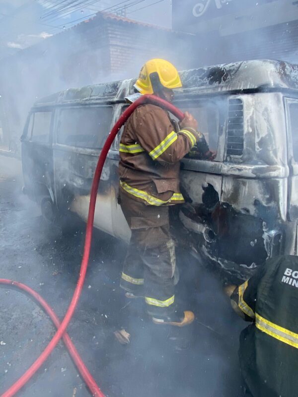 Veículo que transportava medicamentos é destruído por incêndio após princípio de fogo no motor, em Januária