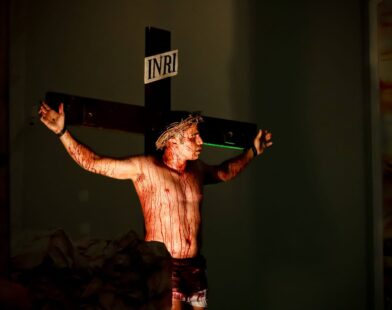Veja os horários da encenação da Paixão de Cristo e missas do domingo de Páscoa em Divinópolis | Centro-Oeste