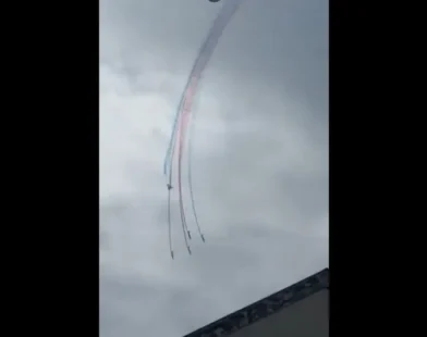 Vídeo mostra momento em que aviões da Força Aérea Francesa colidem