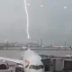 Vídeo mostra momento que raio atinge avião no aeroporto de Guarulhos