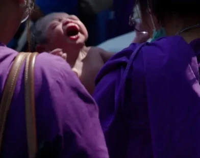 Vídeo mostra nascimento de bebê em rua de Bangkok durante terremoto
