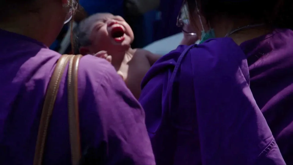 Vídeo mostra nascimento de bebê em rua de Bangkok durante terremoto