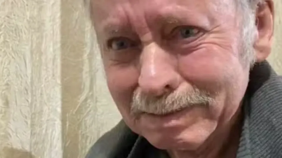 Vídeo viral: idoso se emociona ao falar com assistente virtual após AVC