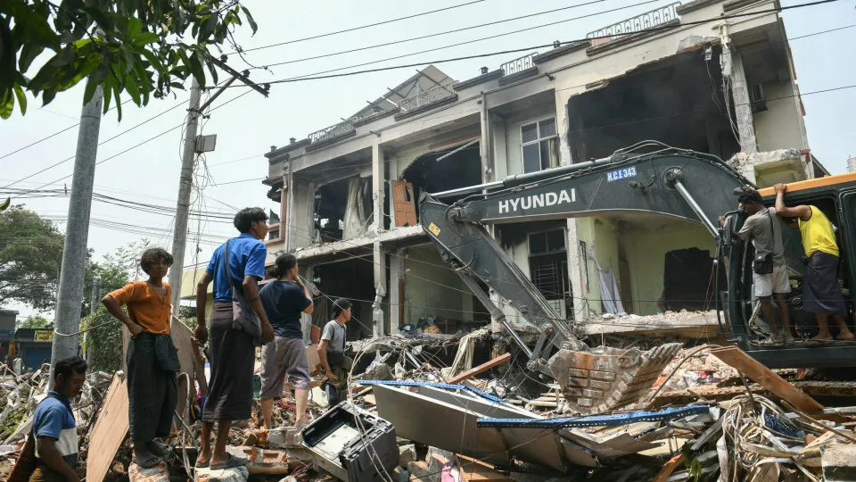 Vídeos mostram destruição causada por terremoto de magnitude 7.7