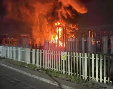 Vídeos mostram incêndio que fechou aeroporto de Heathrow