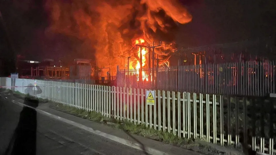 Vídeos mostram incêndio que fechou aeroporto de Heathrow