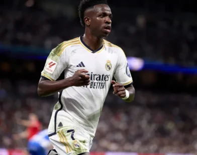 Vini Jr. perde pênalti, mas Real elimina Atlético e sobrevive na Champions