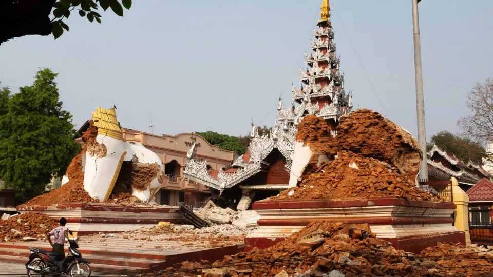 Vítimas de terremoto em Mianmar sobem para 694 mortos e 1.670 feridos