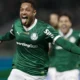 Vitor Roque faz nos acréscimos, Palmeiras bate São Paulo e é líder isolado
