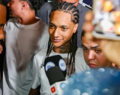 Vivi Noronha e Oruam protestam em frente ao presídio onde está MC Poze