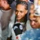 Vivi Noronha e Oruam protestam em frente ao presídio onde está MC Poze